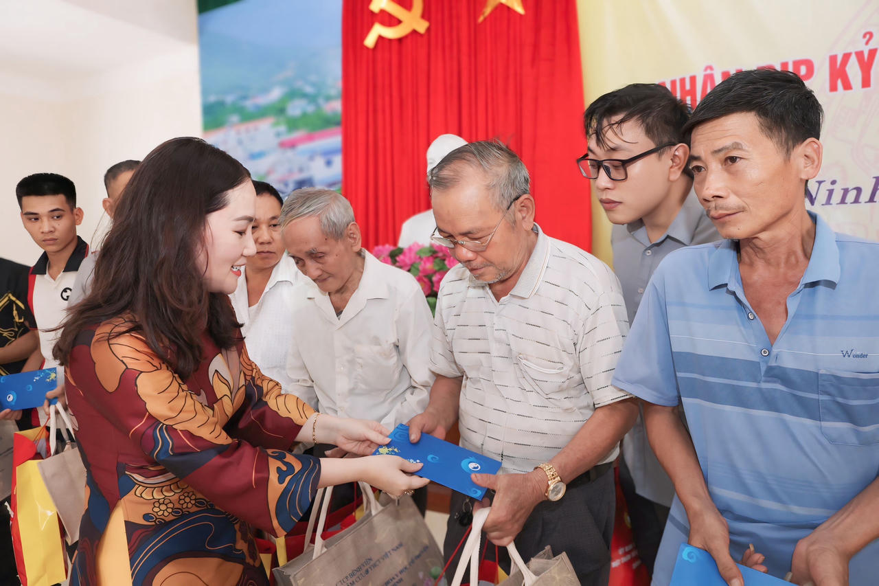 Tri ân, tặng quà người có công, gia đình chính sách xã Ninh Lai (Tuyên Quang)