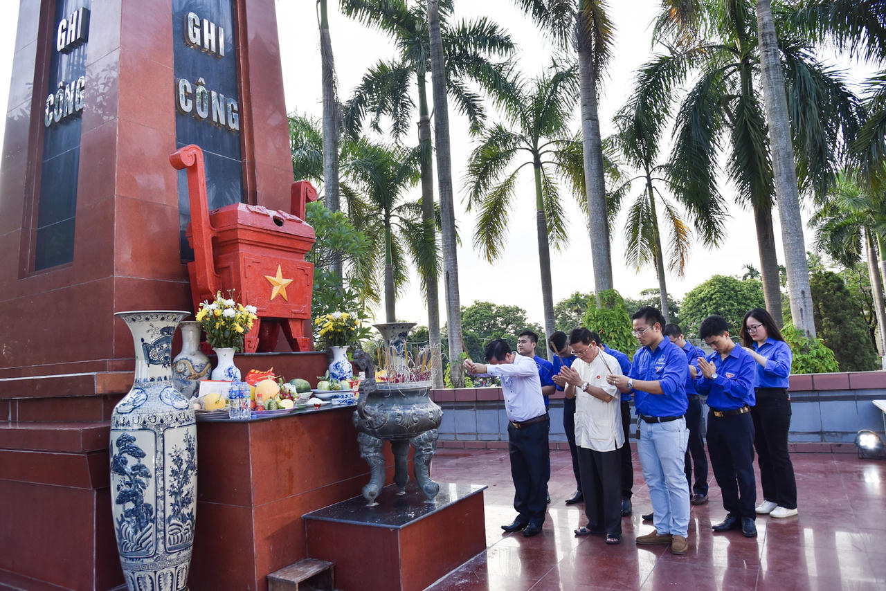 Thắp hương tri ân 2024: “Sáng mãi tình đất nước, Cùng nguyện ước mai sau”