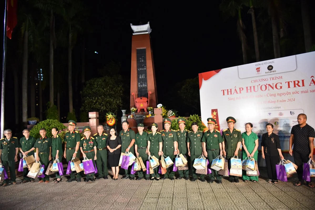 Thắp hương tri ân 2024: “Sáng mãi tình đất nước, Cùng nguyện ước mai sau”