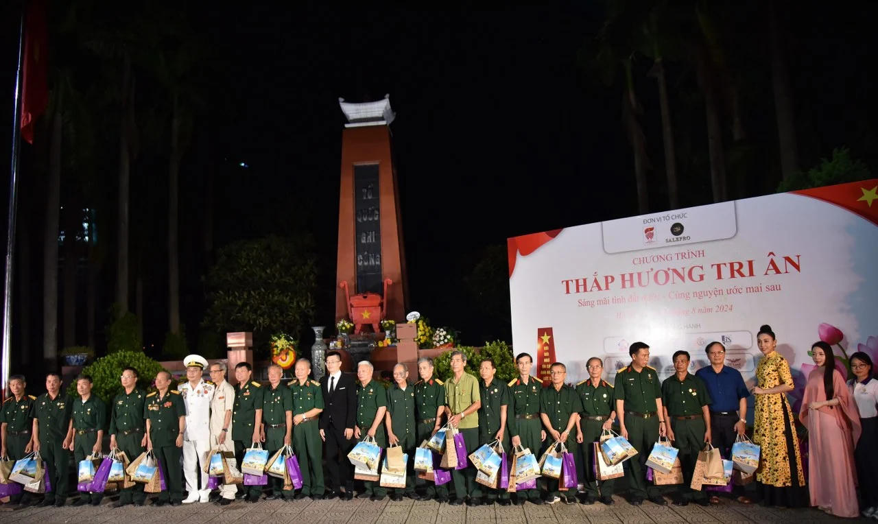 Thắp hương tri ân 2024: “Sáng mãi tình đất nước, Cùng nguyện ước mai sau”