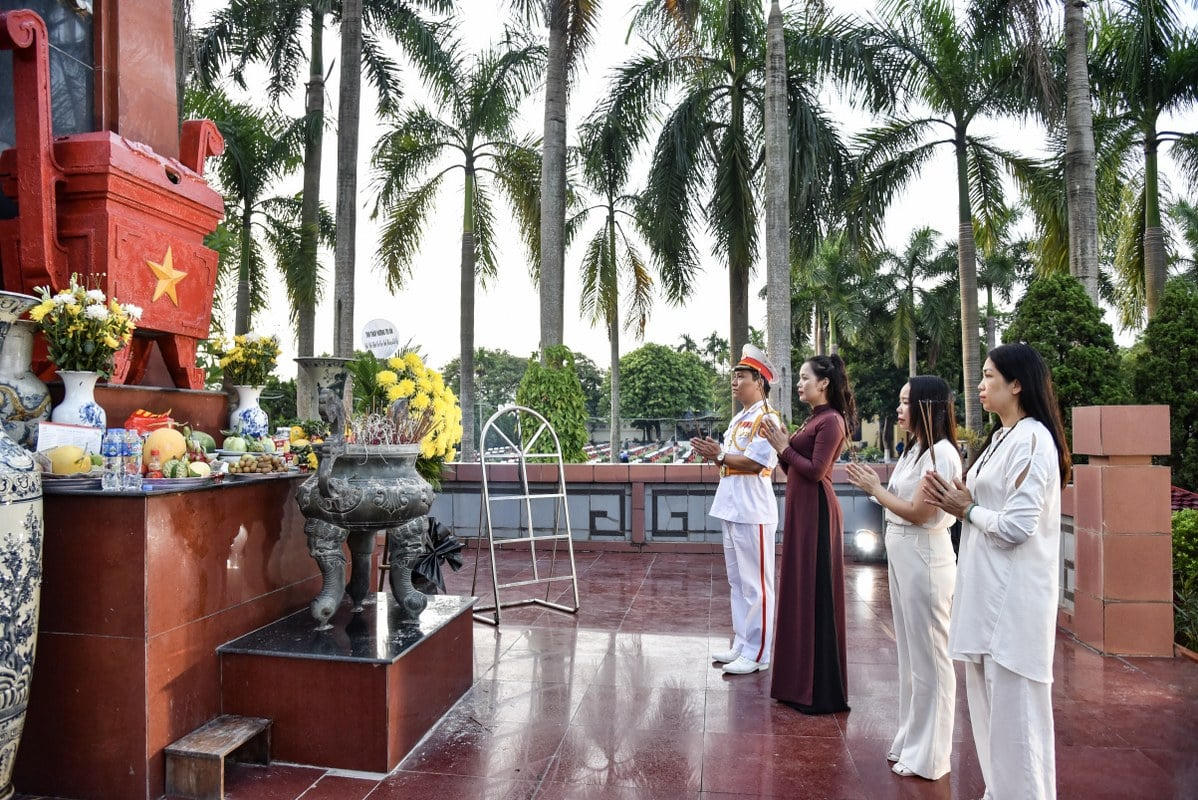 Thắp hương tri ân 2024: “Sáng mãi tình đất nước, Cùng nguyện ước mai sau”