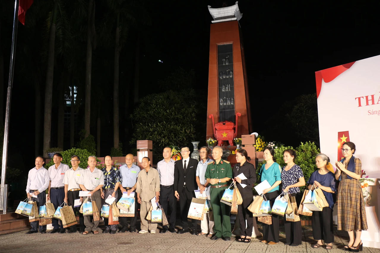 Thắp hương tri ân 2024: “Sáng mãi tình đất nước, Cùng nguyện ước mai sau”