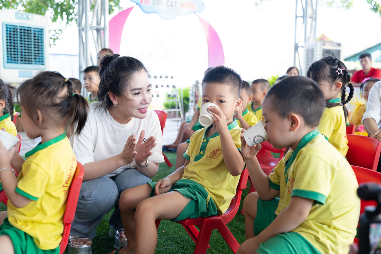 Hoạt động thiện nguyện 'Dinh dưỡng học đường' tặng sữa cho học sinh có hoàn cảnh khó khăn tại tỉnh Hà Nam