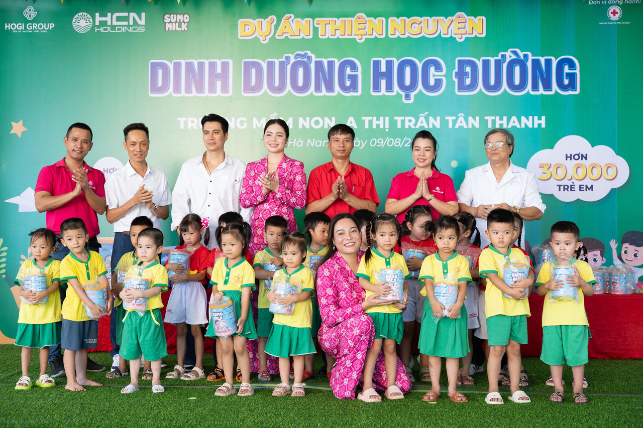 Hoạt động thiện nguyện 'Dinh dưỡng học đường' tặng sữa cho học sinh có hoàn cảnh khó khăn tại tỉnh Hà Nam