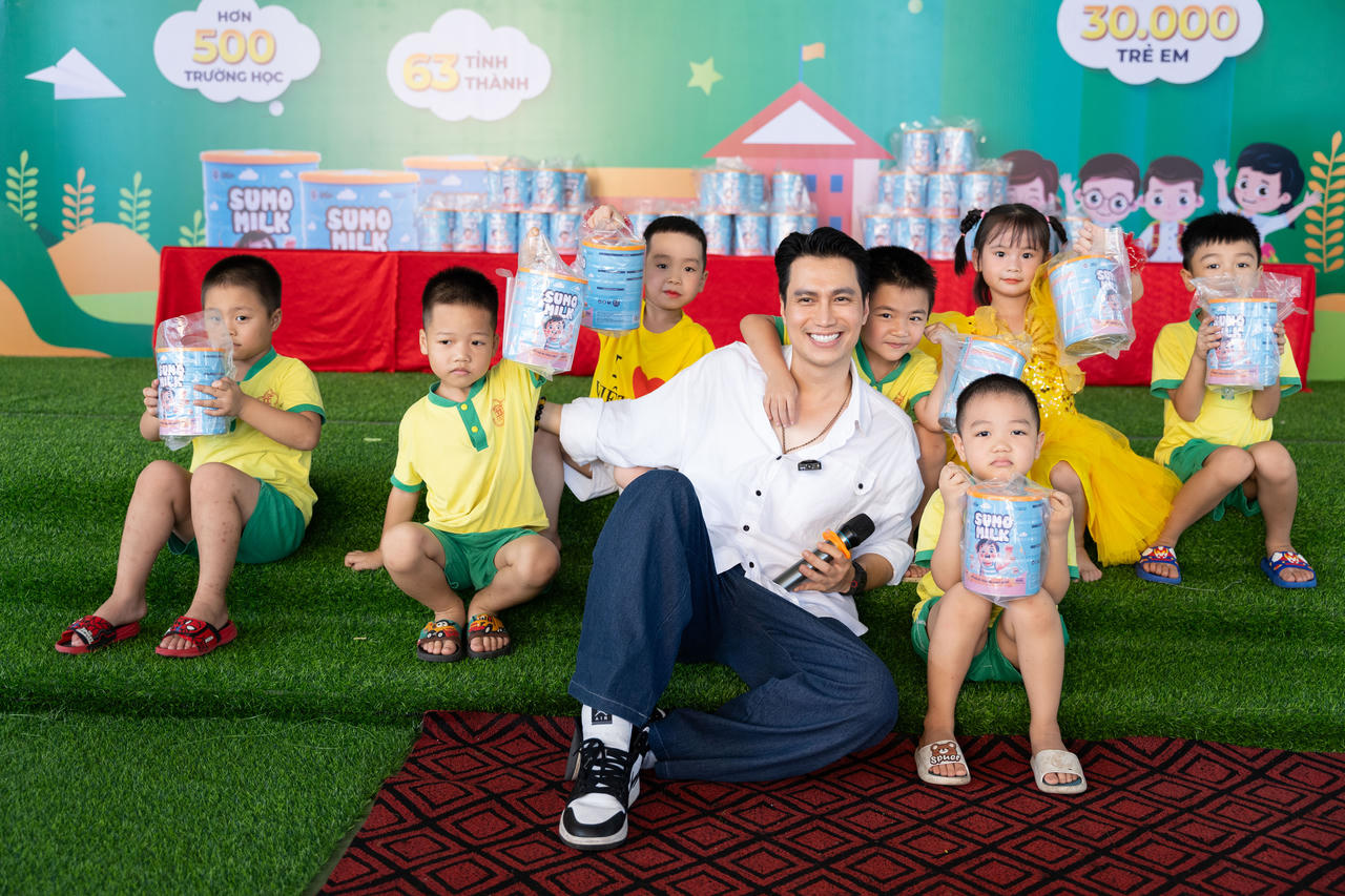 Hoạt động thiện nguyện 'Dinh dưỡng học đường' tặng sữa cho học sinh có hoàn cảnh khó khăn tại tỉnh Hà Nam