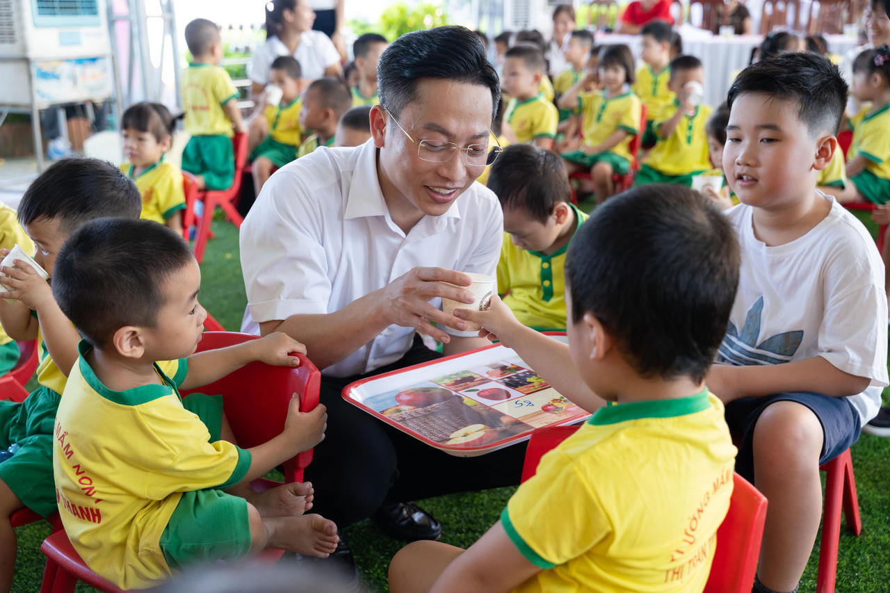 Hoạt động thiện nguyện 'Dinh dưỡng học đường' tặng sữa cho học sinh có hoàn cảnh khó khăn tại tỉnh Hà Nam