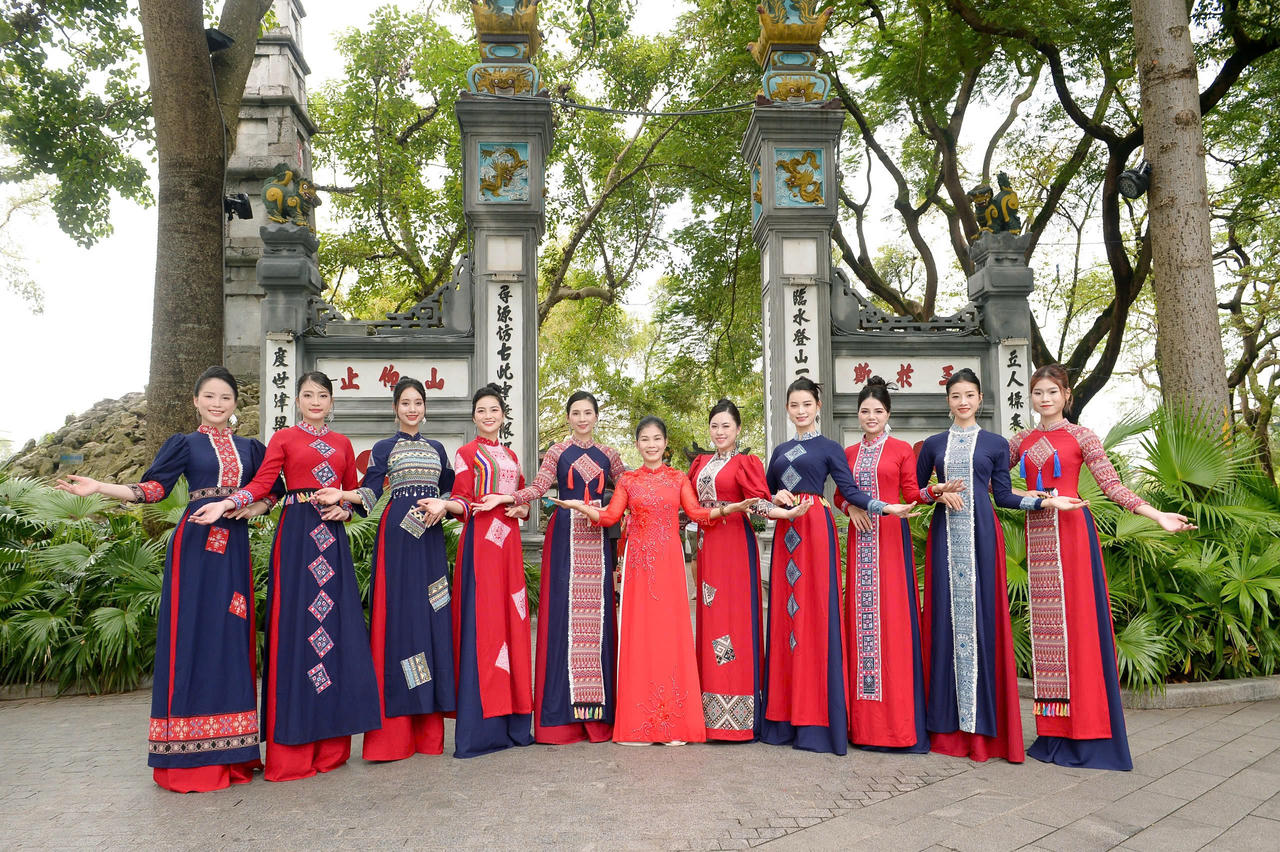 Festival Thu Hà Nội 2024: Xác lập kỷ lục xếp hình cột cờ và gây quỹ ủng hộ đồng bào bão lụt