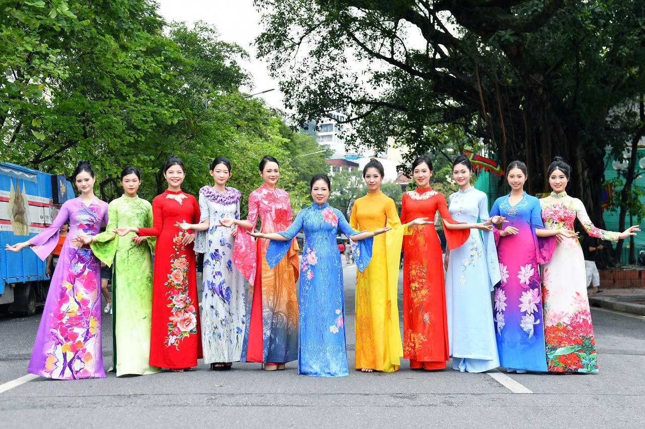 Festival Thu Hà Nội 2024: Xác lập kỷ lục xếp hình cột cờ và gây quỹ ủng hộ đồng bào bão lụt