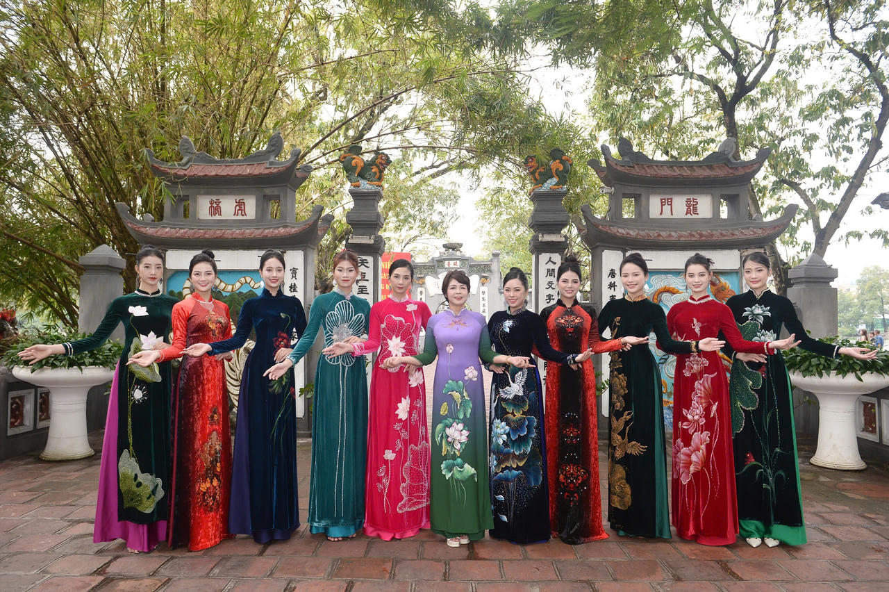 Festival Thu Hà Nội 2024: Xác lập kỷ lục xếp hình cột cờ và gây quỹ ủng hộ đồng bào bão lụt