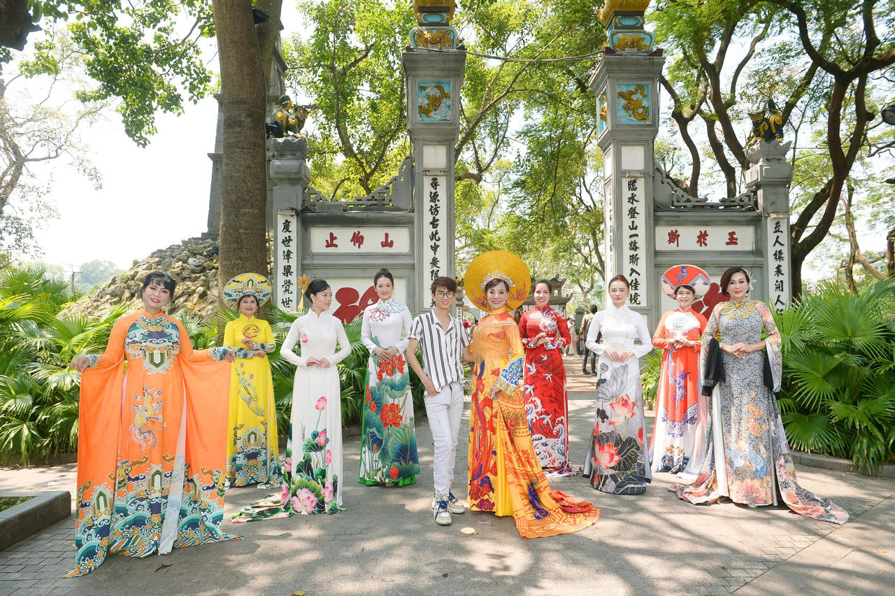 Festival Thu Hà Nội 2024: Xác lập kỷ lục xếp hình cột cờ và gây quỹ ủng hộ đồng bào bão lụt