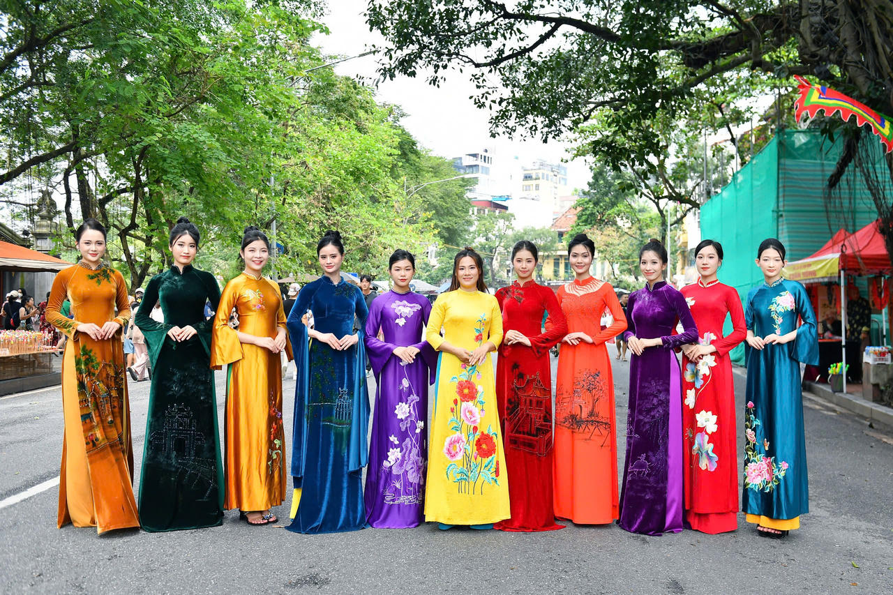 Festival Thu Hà Nội 2024: Xác lập kỷ lục xếp hình cột cờ và gây quỹ ủng hộ đồng bào bão lụt