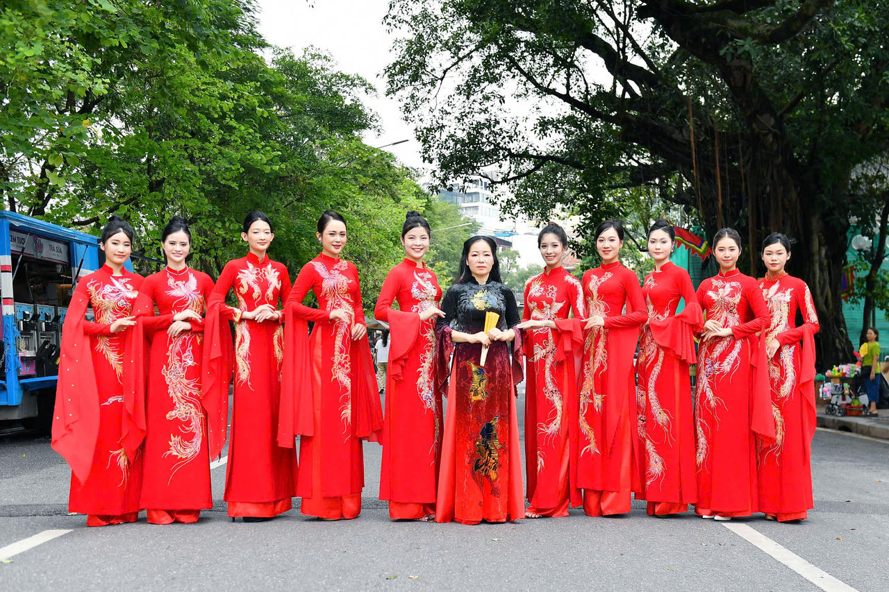 Festival Thu Hà Nội 2024: Xác lập kỷ lục xếp hình cột cờ và gây quỹ ủng hộ đồng bào bão lụt