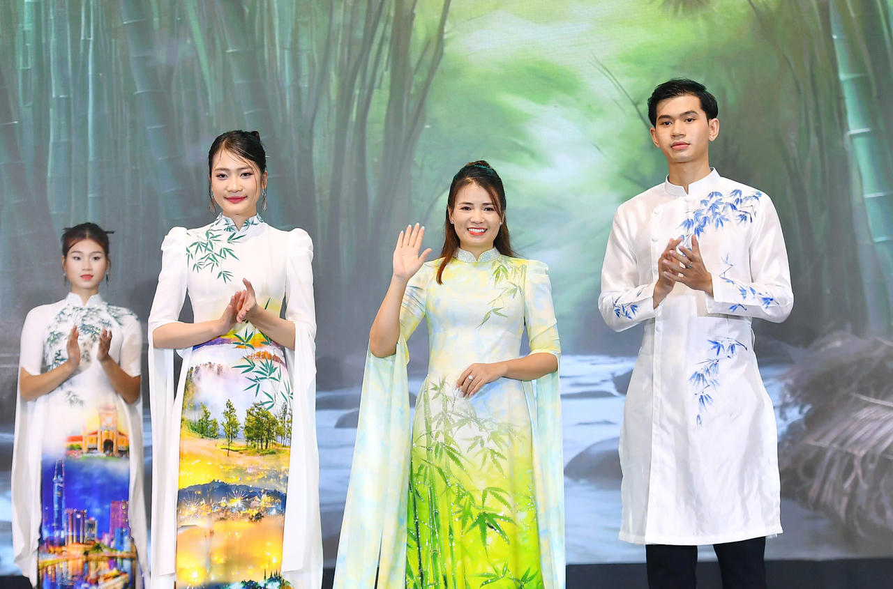 Festival Thu Hà Nội 2024: Xác lập kỷ lục xếp hình cột cờ và gây quỹ ủng hộ đồng bào bão lụt