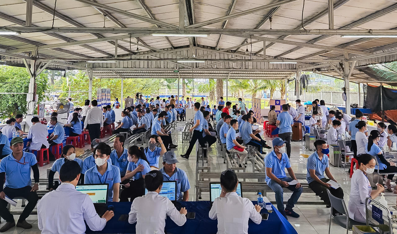 Nhiều doanh nghiệp tổ chức tiêm vaccine sốt xuất huyết tại chỗ cho công nhân