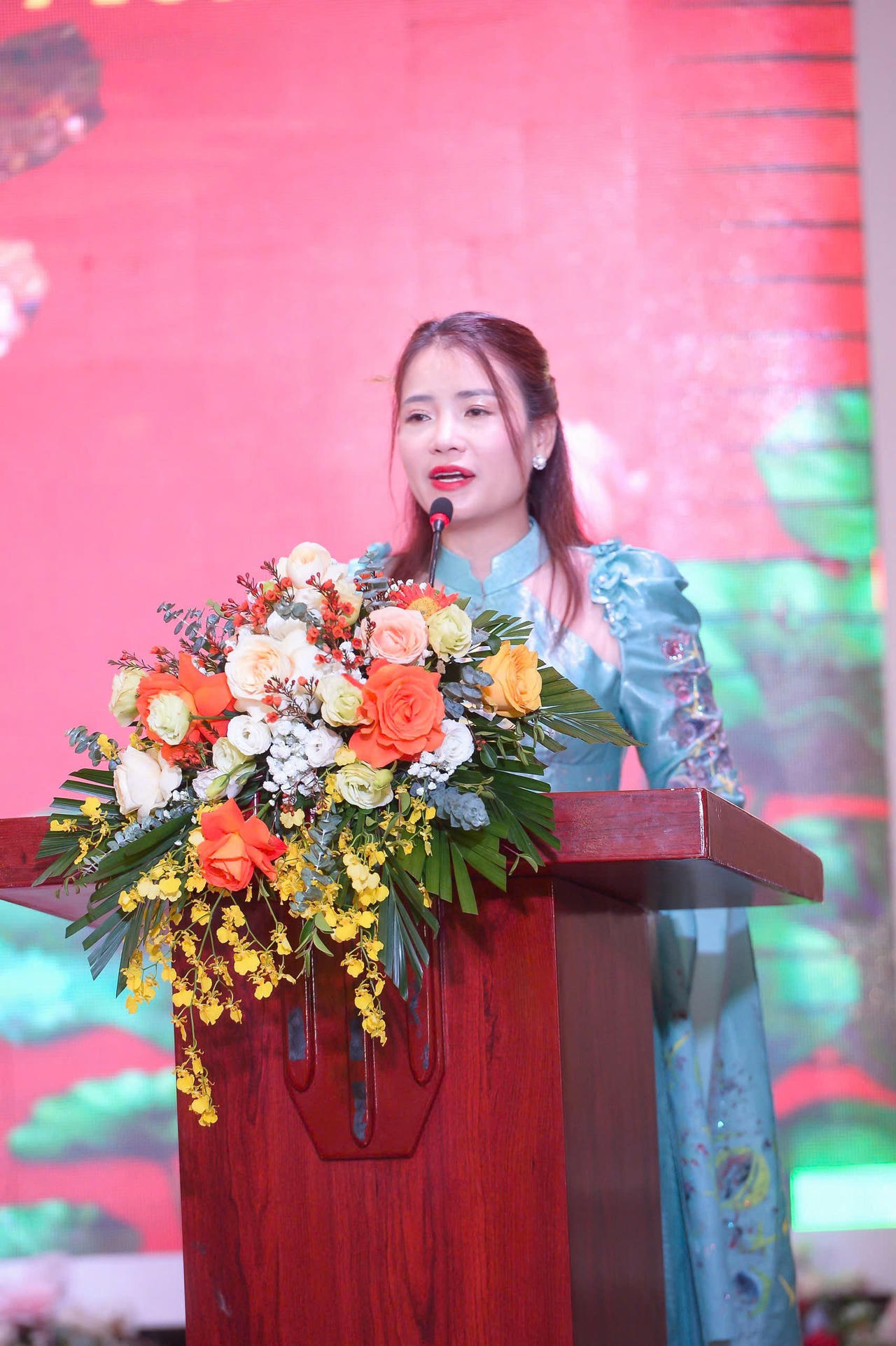 NTK Hoàng Ly và hành trình đưa áo dài Việt vươn xa