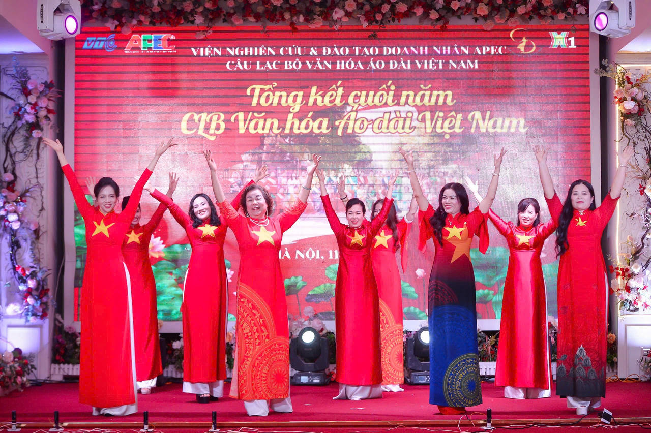 NTK Hoàng Ly và hành trình đưa áo dài Việt vươn xa