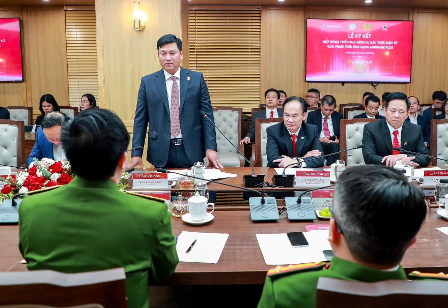Ký kết triển khai dịch vụ xác thực điện tử qua VNeID trên ứng dụng Agribank Plus