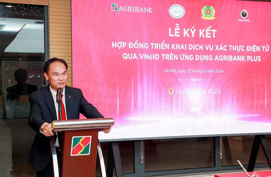 Ký kết triển khai dịch vụ xác thực điện tử qua VNeID trên ứng dụng Agribank Plus