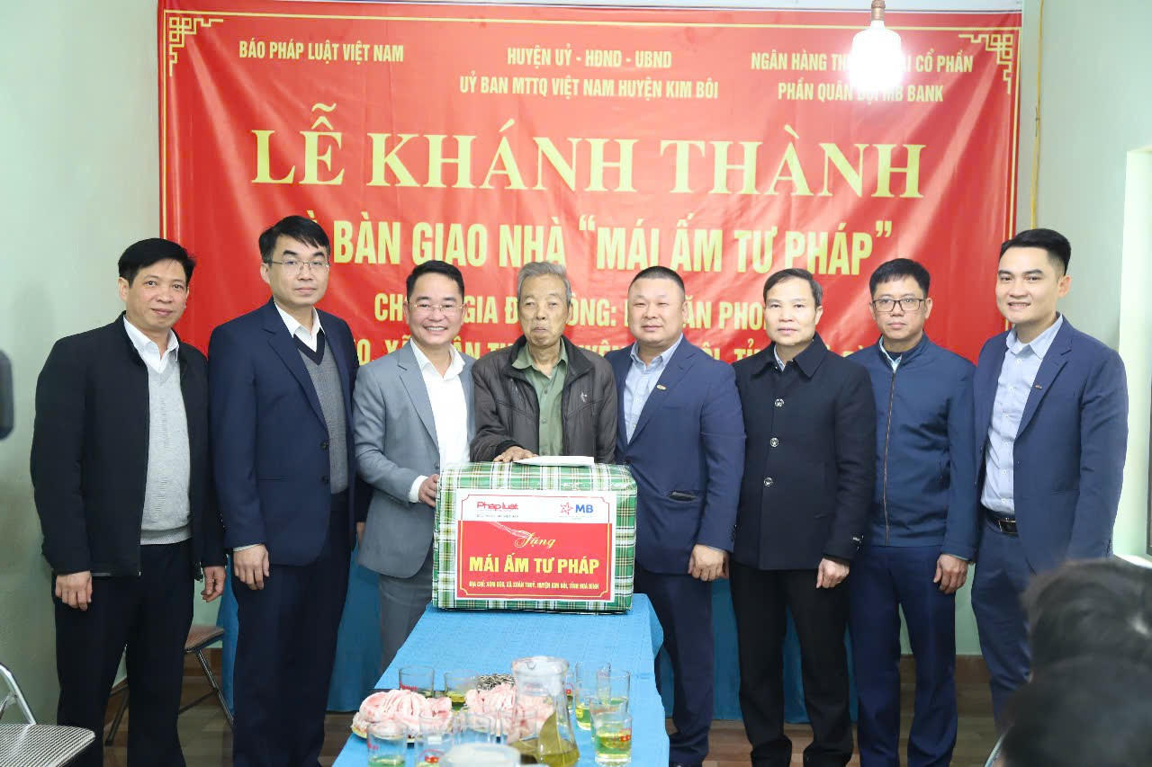 Báo Pháp luật Việt Nam trao tặng “Mái ấm Tư pháp” tại Hòa Bình 