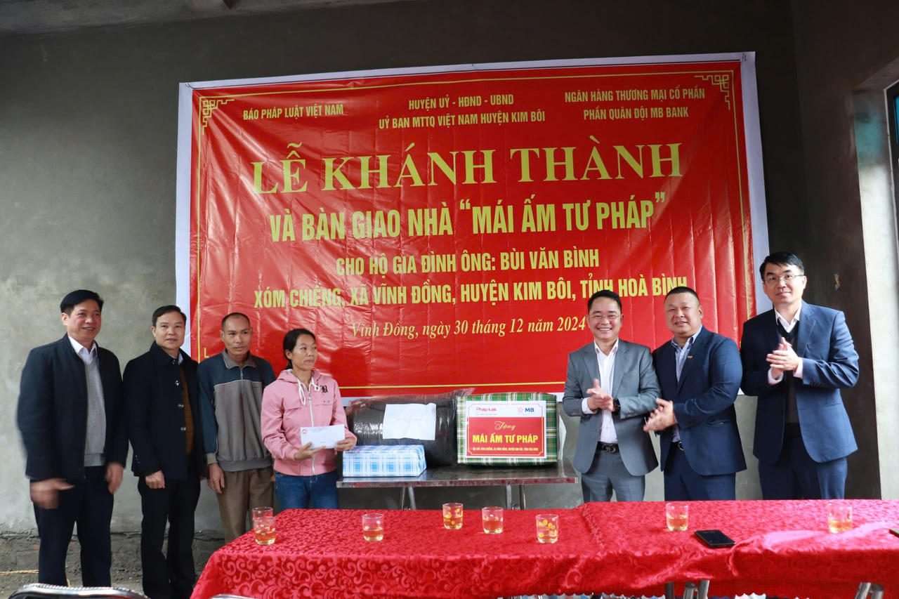 Báo Pháp luật Việt Nam trao tặng “Mái ấm Tư pháp” tại Hòa Bình 