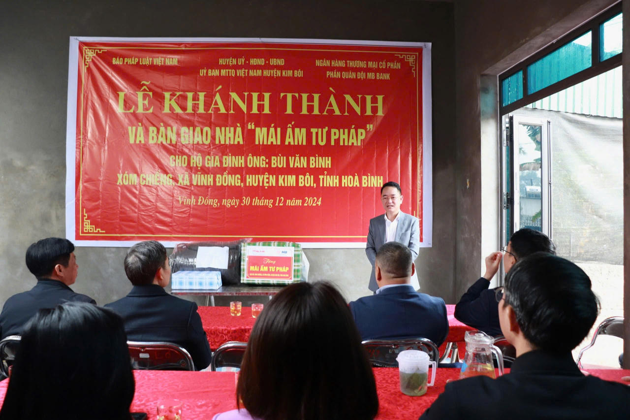 Báo Pháp luật Việt Nam trao tặng “Mái ấm Tư pháp” tại Hòa Bình 