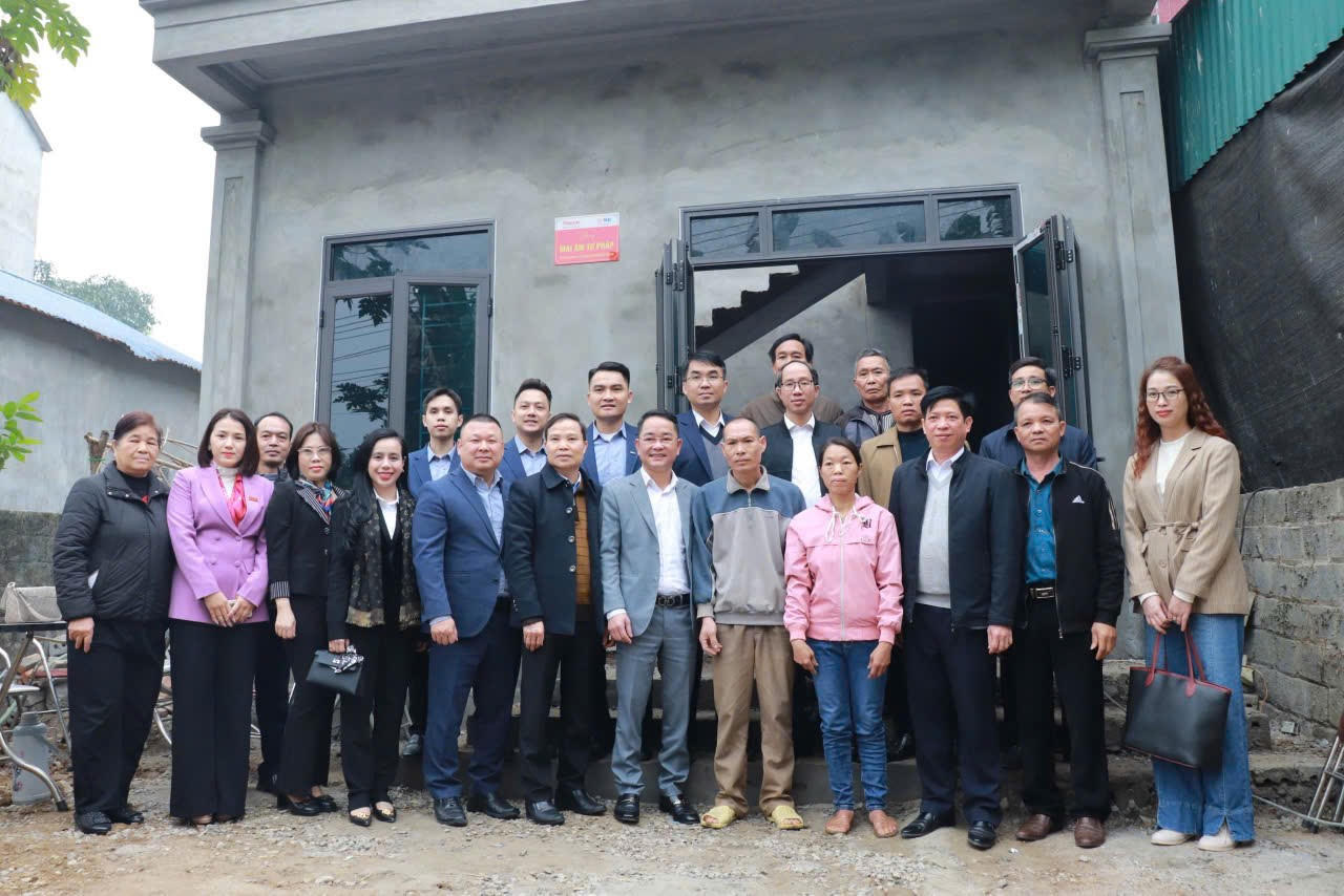 Báo Pháp luật Việt Nam trao tặng “Mái ấm Tư pháp” tại Hòa Bình 