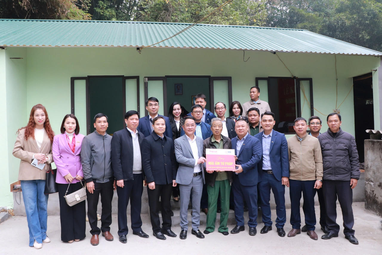 Báo Pháp luật Việt Nam trao tặng “Mái ấm Tư pháp” tại Hòa Bình 