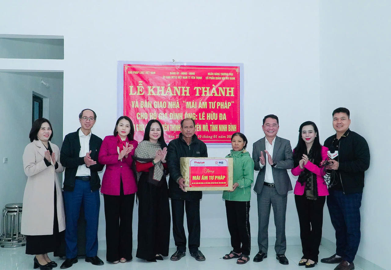 Trao “Mái ấm Tư pháp" tại Ninh Bình: Lan tỏa yêu thương dịp Xuân Ất Tỵ 2025