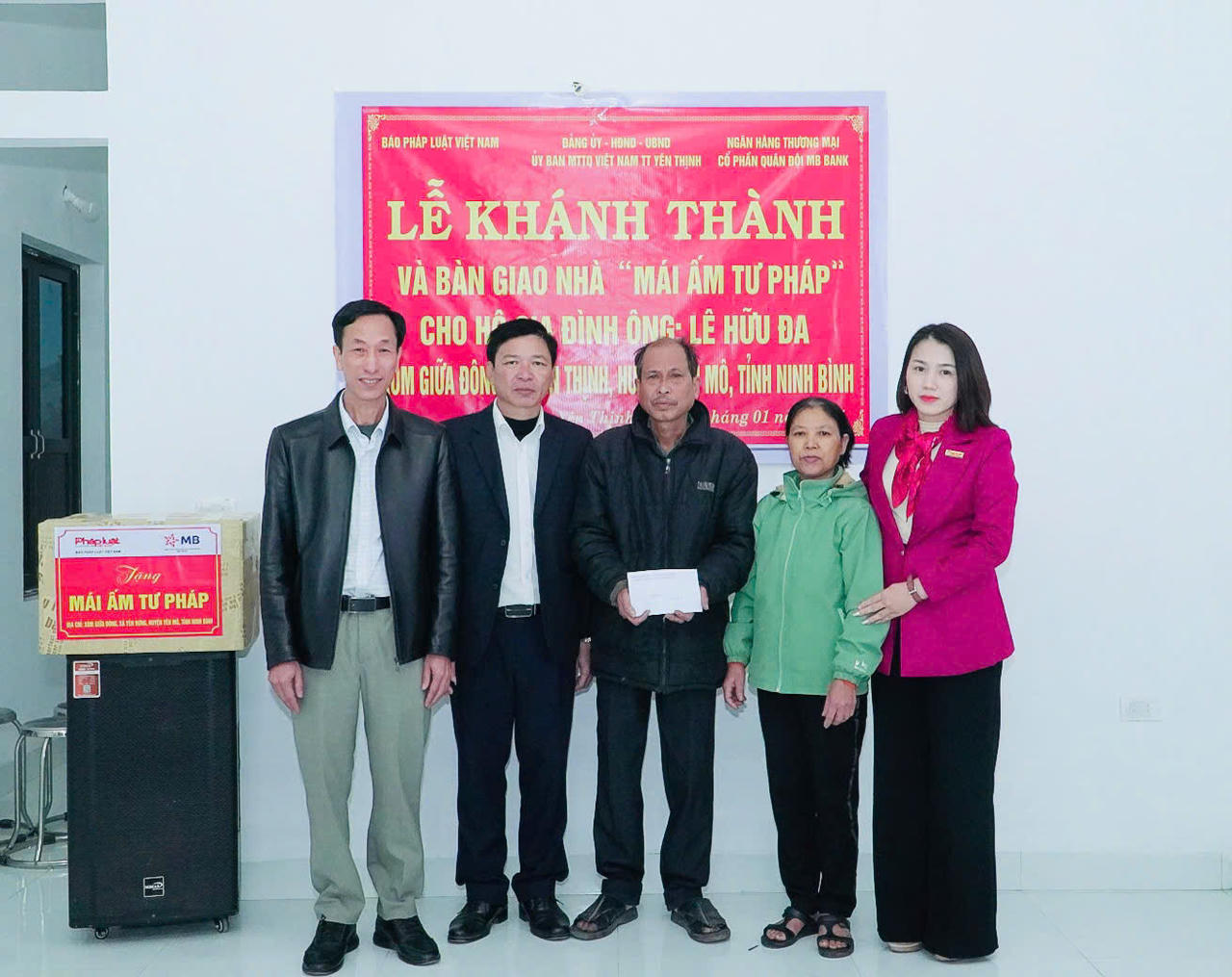 Trao “Mái ấm Tư pháp" tại Ninh Bình: Lan tỏa yêu thương dịp Xuân Ất Tỵ 2025