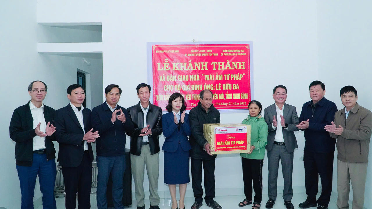 Trao “Mái ấm Tư pháp" tại Ninh Bình: Lan tỏa yêu thương dịp Xuân Ất Tỵ 2025