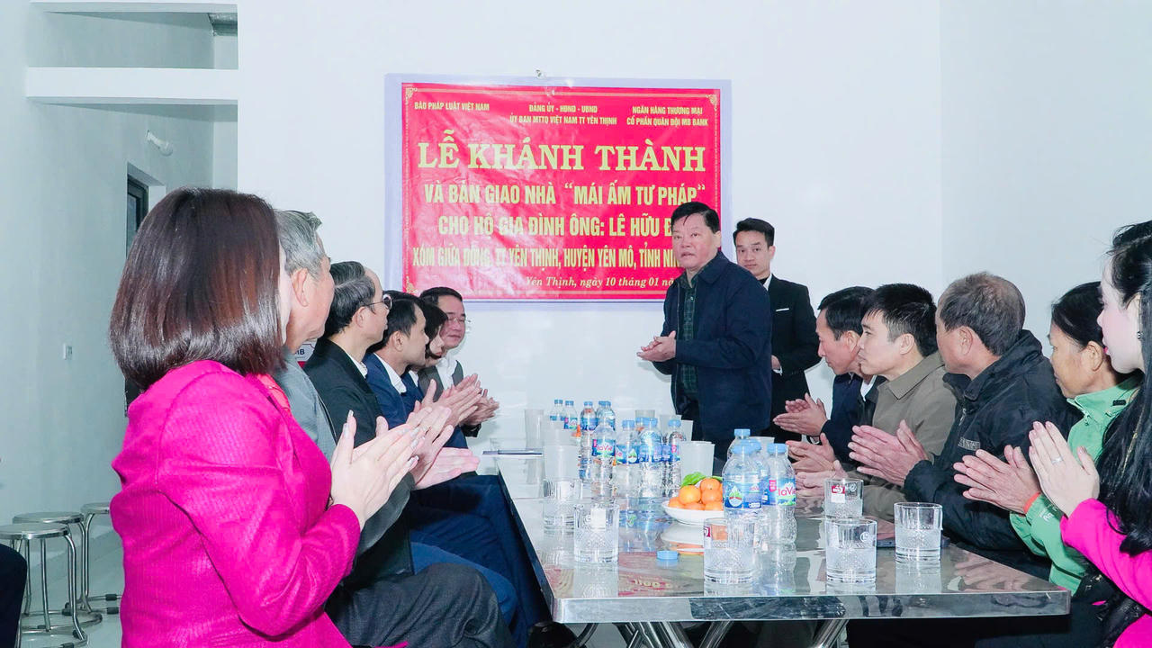 Trao “Mái ấm Tư pháp" tại Ninh Bình: Lan tỏa yêu thương dịp Xuân Ất Tỵ 2025