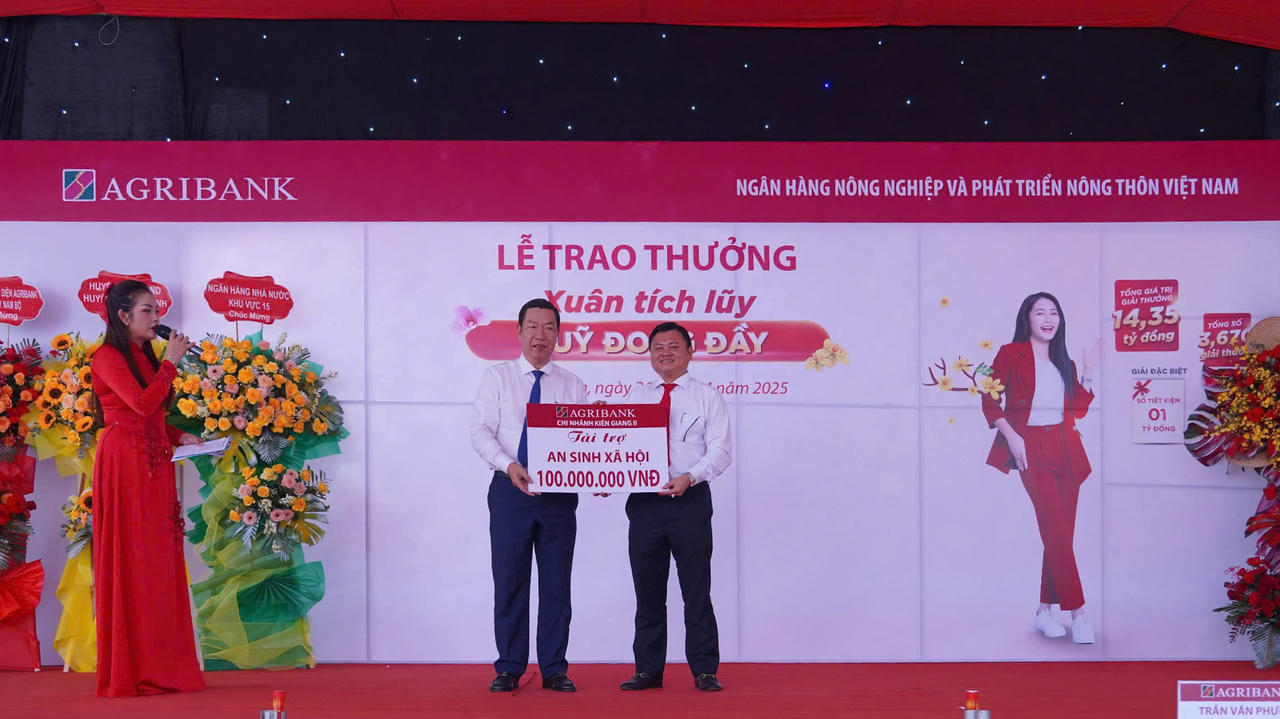 Agribank trao giải 1 tỷ đồng cho khách trúng thưởng chương trình tiết kiệm 'Xuân tích lũy - Quỹ đong đầy'