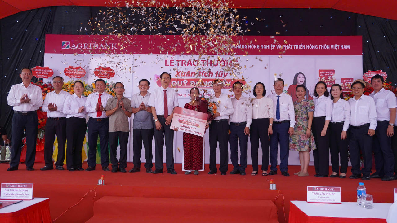 Agribank trao giải 1 tỷ đồng cho khách trúng thưởng chương trình tiết kiệm 'Xuân tích lũy - Quỹ đong đầy'