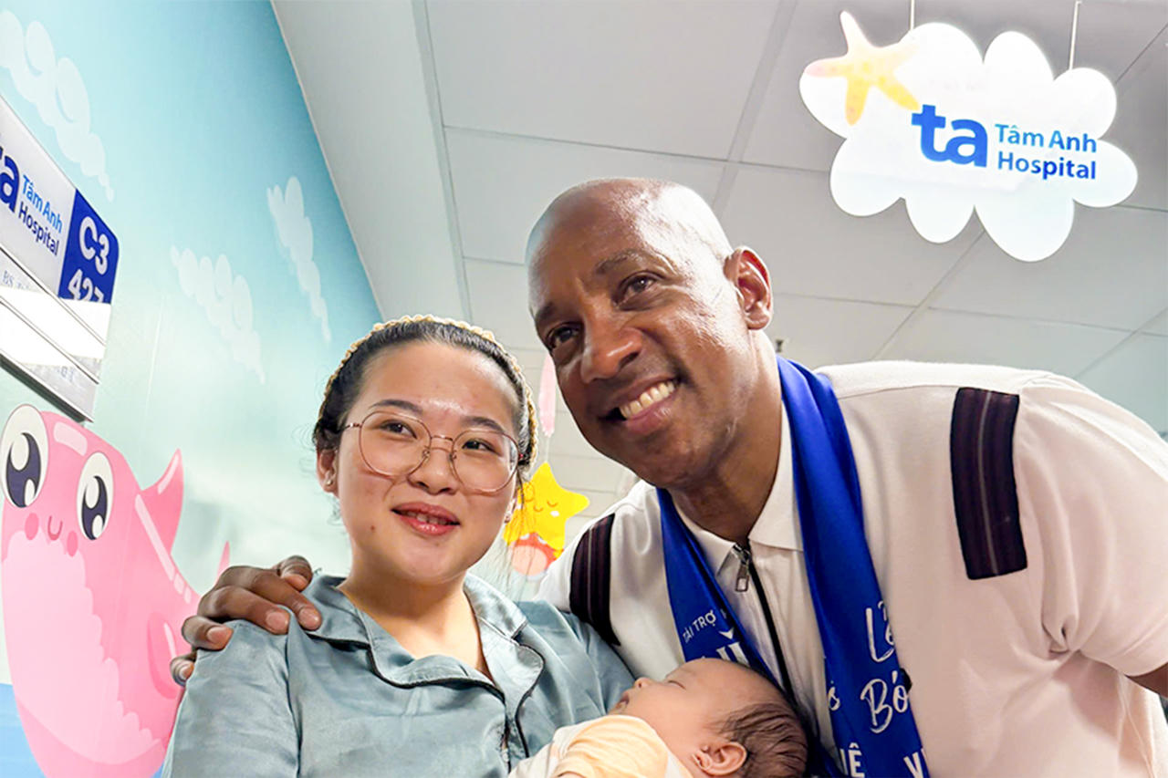 Các huyền thoại “Man đỏ” ấn tượng với công nghệ y học thể thao tại Bệnh viện Đa khoa Tâm Anh