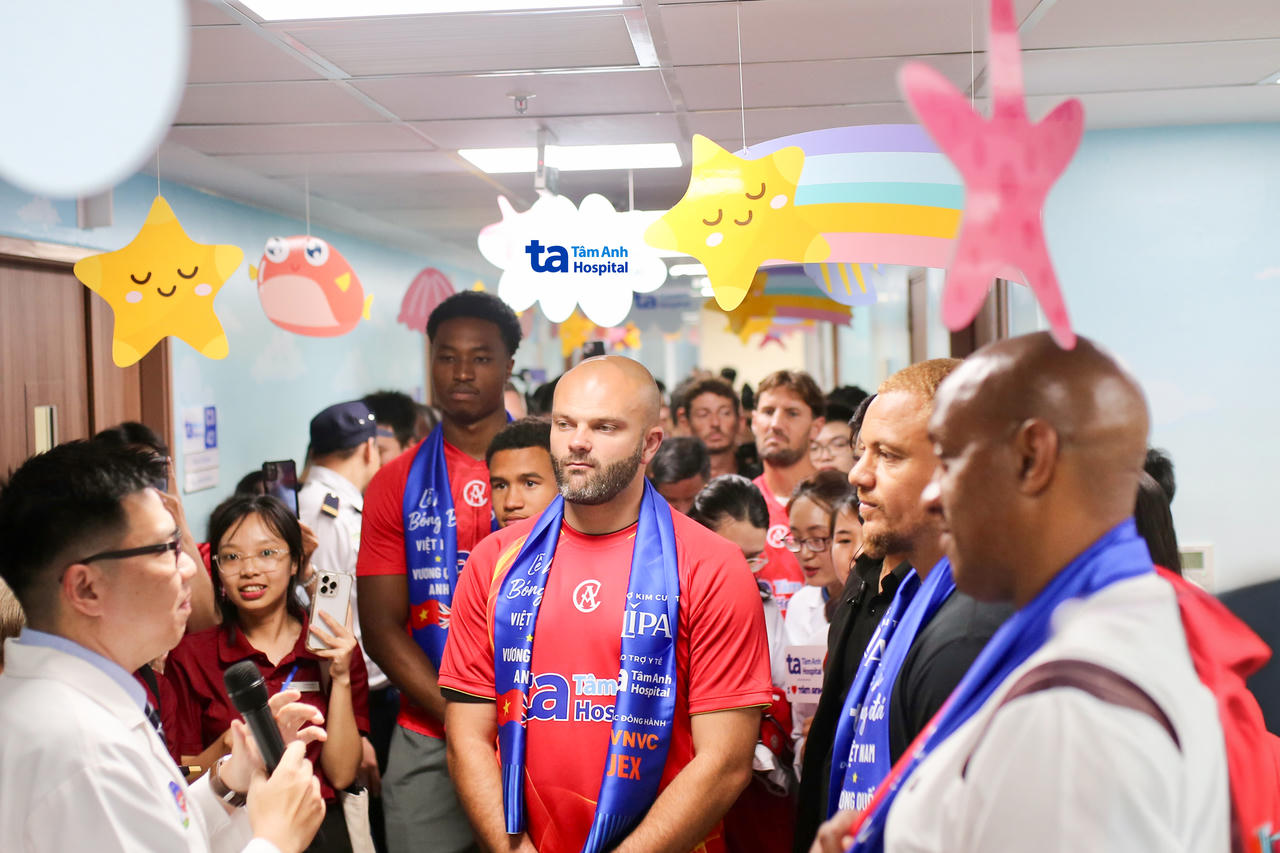 Các huyền thoại “Man đỏ” ấn tượng với công nghệ y học thể thao tại Bệnh viện Đa khoa Tâm Anh