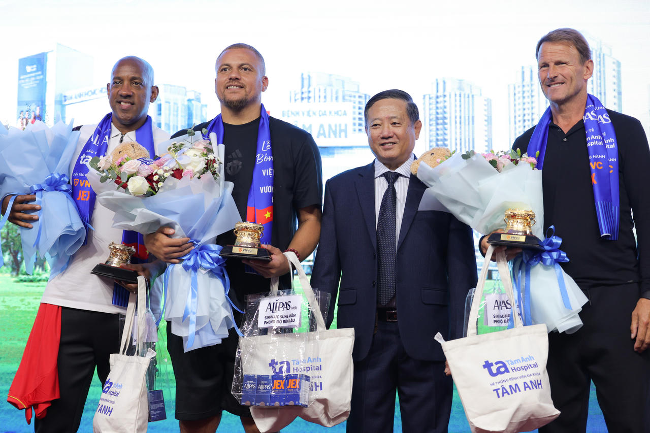 Các huyền thoại “Man đỏ” ấn tượng với công nghệ y học thể thao tại Bệnh viện Đa khoa Tâm Anh