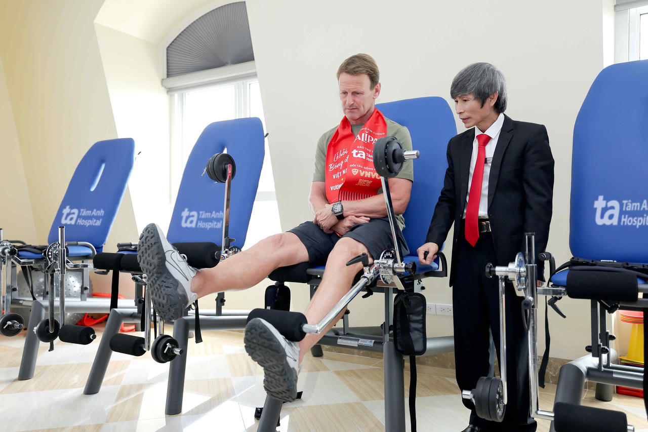 Huyền thoại Ngoại hạng Anh ấn tượng với bước tiến của y tế Việt Nam trong điều trị chấn thương thể thao