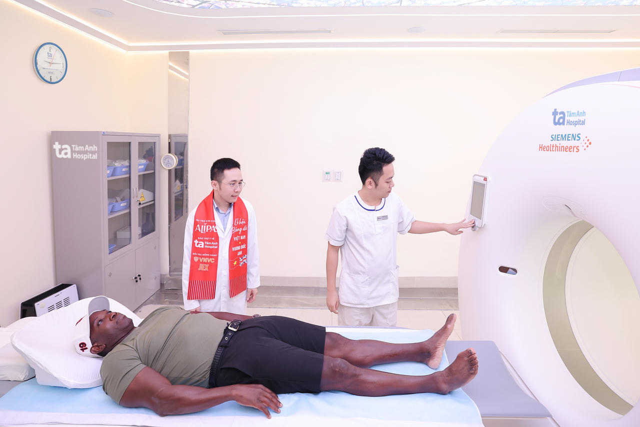 Huyền thoại Ngoại hạng Anh ấn tượng với bước tiến của y tế Việt Nam trong điều trị chấn thương thể thao