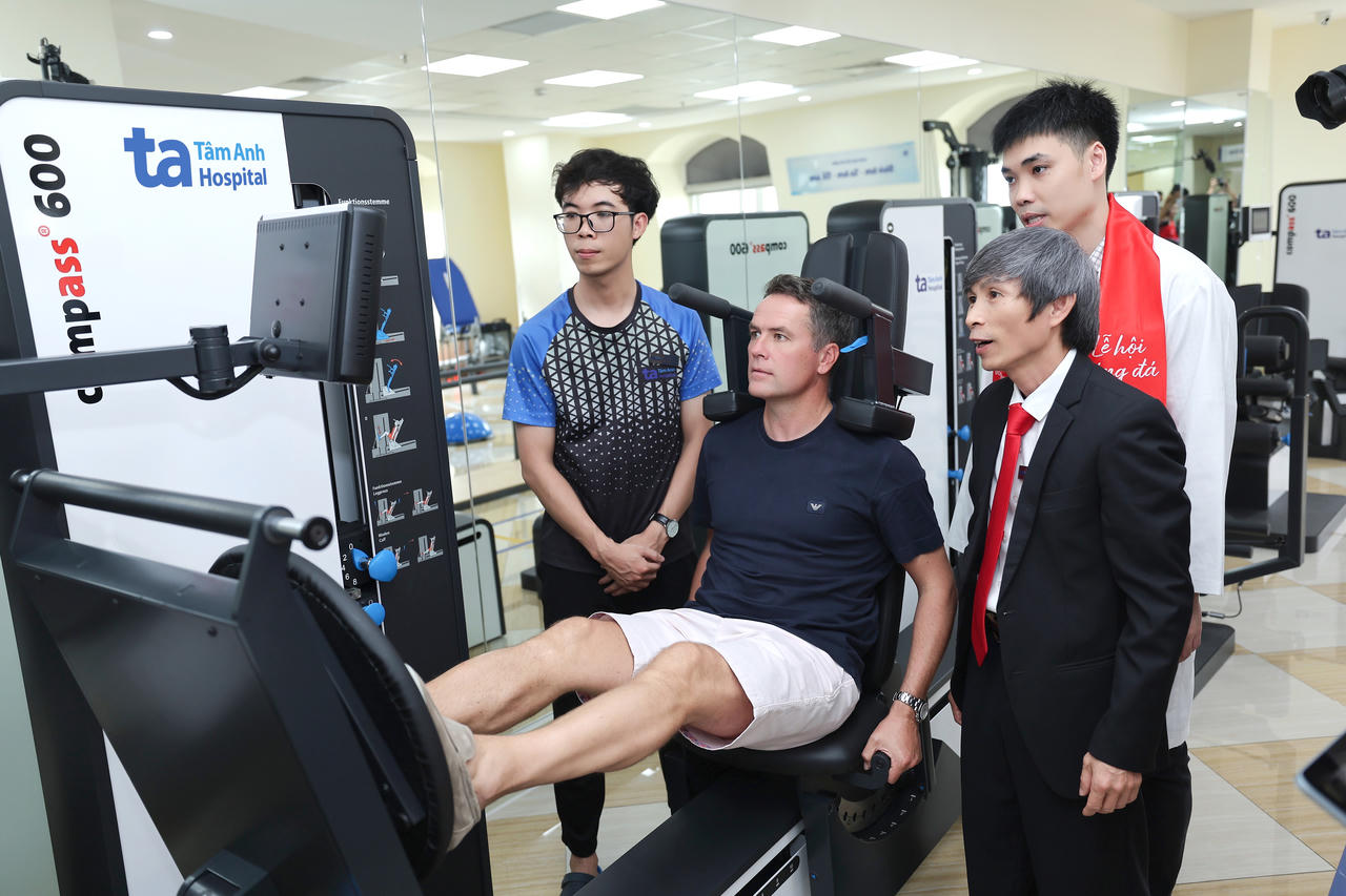 Huyền thoại Ngoại hạng Anh ấn tượng với bước tiến của y tế Việt Nam trong điều trị chấn thương thể thao