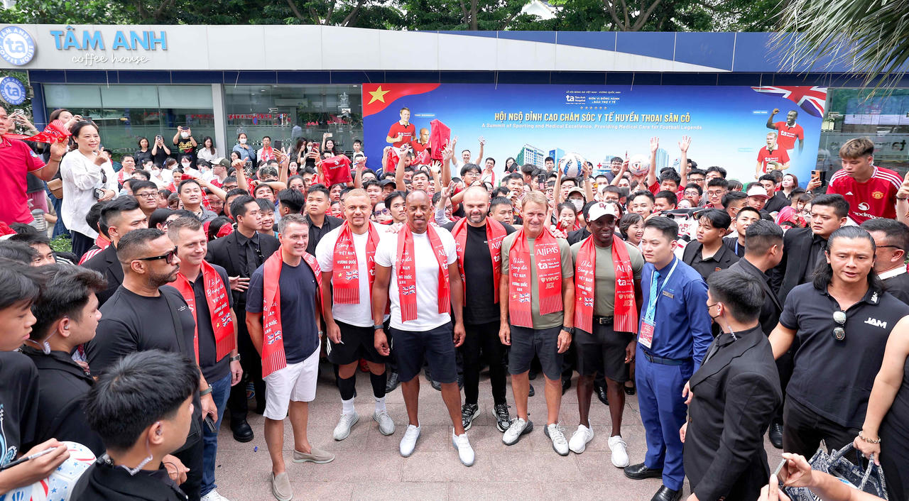 Huyền thoại Ngoại hạng Anh ấn tượng với bước tiến của y tế Việt Nam trong điều trị chấn thương thể thao