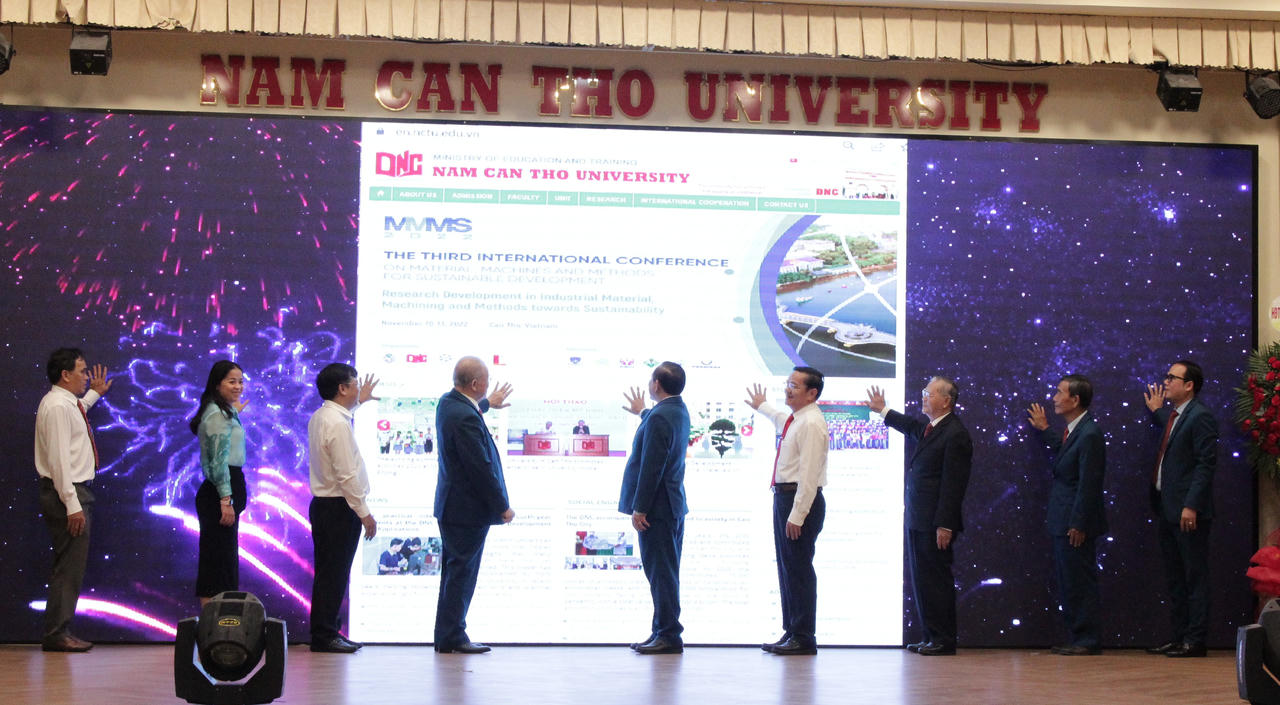 Trường Đại học Nam Cần Thơ vinh dự nhận bằng khen của Thủ tướng