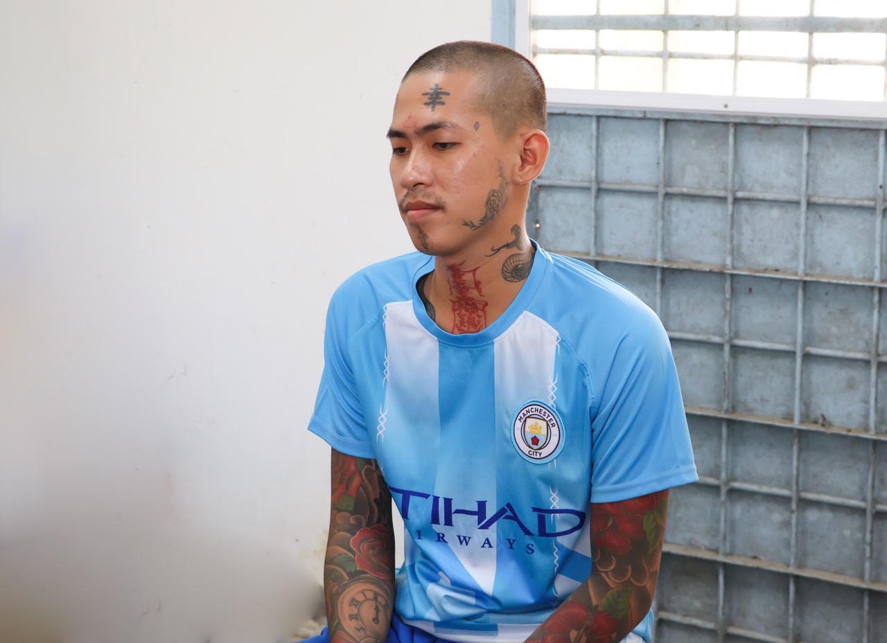 Mang súng, vác dao đi tìm đối thủ nhưng bắn nhầm