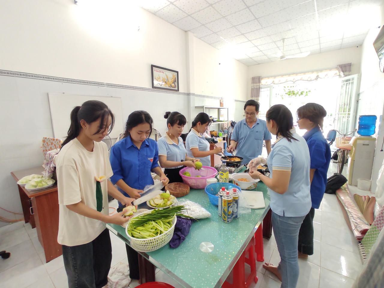 Ấm lòng bữa cơm yêu thương dành cho sĩ tử nghèo trường huyện ở Vĩnh Long