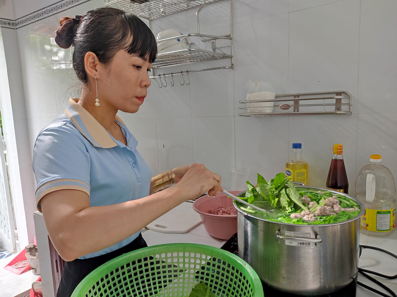 Ấm lòng bữa cơm yêu thương dành cho sĩ tử nghèo trường huyện ở Vĩnh Long