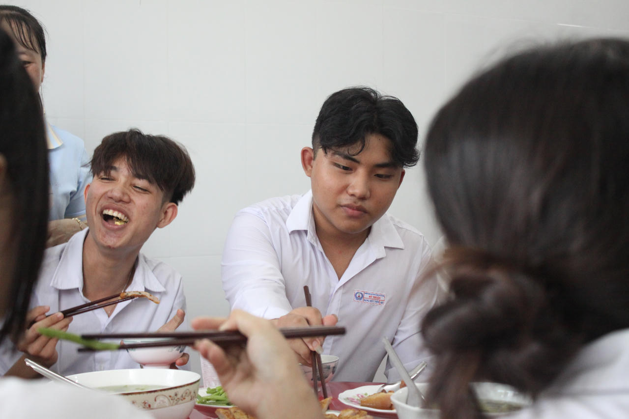 Ấm lòng bữa cơm yêu thương dành cho sĩ tử nghèo trường huyện ở Vĩnh Long