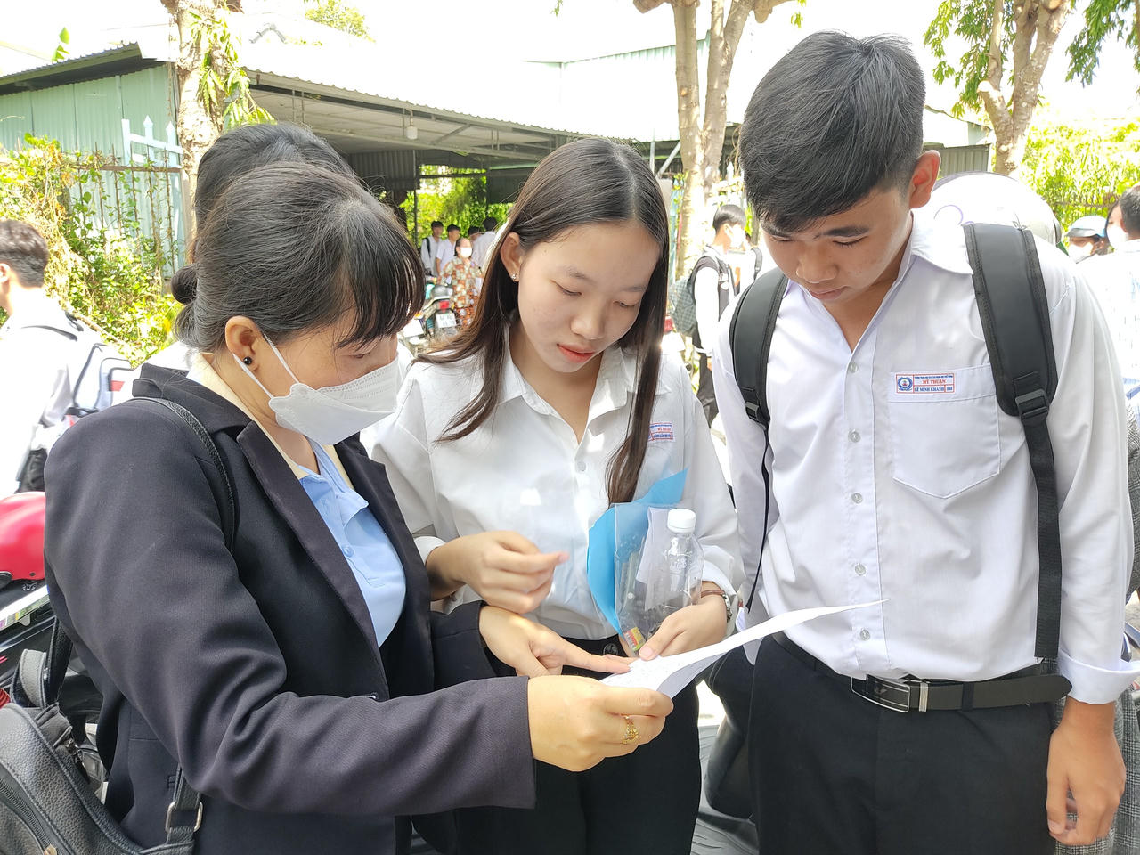 Ấm lòng bữa cơm yêu thương dành cho sĩ tử nghèo trường huyện ở Vĩnh Long