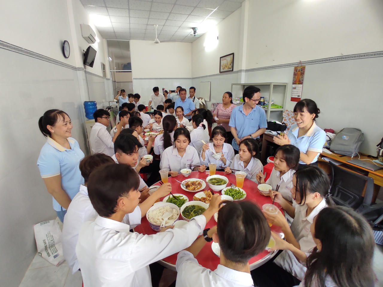 Ấm lòng bữa cơm yêu thương dành cho sĩ tử nghèo trường huyện ở Vĩnh Long