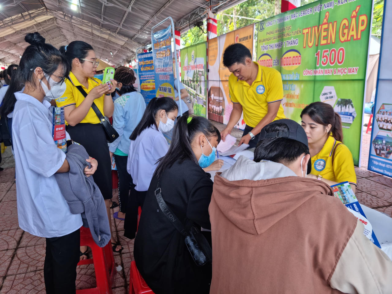 Hơn 1.000 người tham gia phiên giao dịch việc làm tại Vĩnh Long