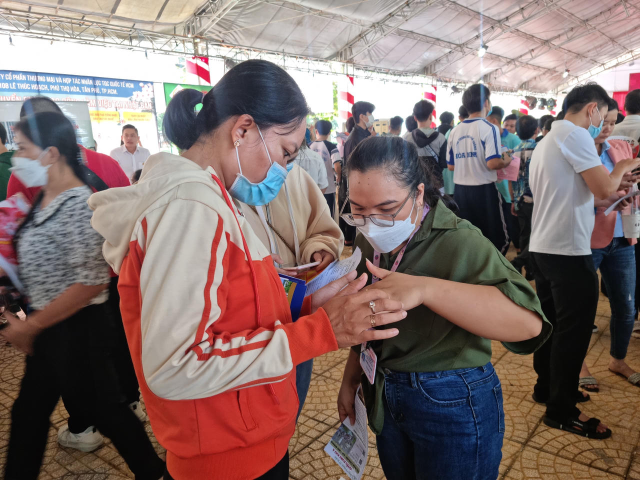 Hơn 1.000 người tham gia phiên giao dịch việc làm tại Vĩnh Long