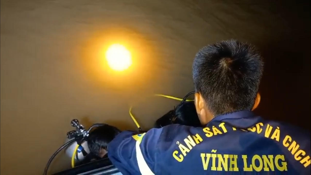 Nỗ lực lặn tìm người mất tích trong vụ lật ghe chở xi măng